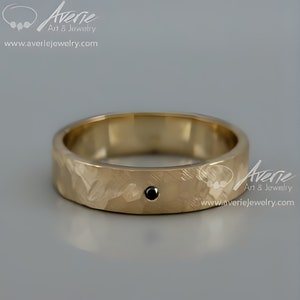 Black Diamond Herren Ehering | 14k Solid Gold Mann texturierte Ehering | Roher, gehämmerter, gehämmerter Ehering besetzt mit einem schwarzen Diamanten