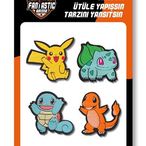 Pode incluir: Um conjunto de quatro emblemas bordados termocolantes com personagens de desenhos animados coloridos, incluindo um Pikachu amarelo, um Bulbasaur verde, um Squirtle azul claro e um Charmander laranja, numa placa com o texto FANTASTIC ARMA.