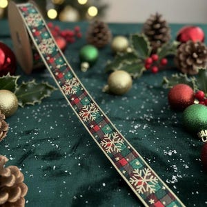 Julband i jacquard: Broderad julgrans- och kransdekoration
