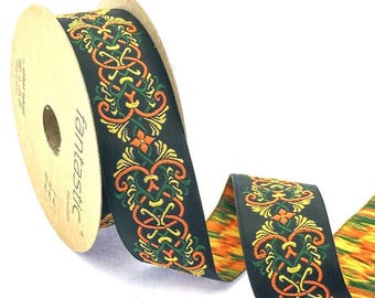 Könnte beinhalten: Eine Rolle schwarzes Band mit einem komplizierten Stickmuster in Orange, Gelb und Grün. Das Band ist um einen Pappkern gewickelt, der mit dem Wort fantastic beschriftet ist, und zeigt ein sich wiederholendes dekoratives Motiv.