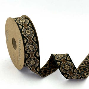 Bloemenjacquardlint: 25 mm bruine geweven rand