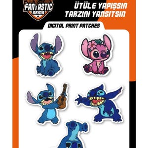 Op de afbeelding: Een vel met vijf opstrijkbare digitale printpatches met de blauwe alien Stitch in verschillende houdingen, waaronder met een ukelele, en een roze alien met een bloem. De verpakking bevat de tekst Fantastic Arma.