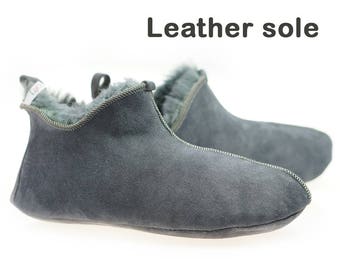 Handgemaakte herenmocassins van schapenvacht met leren zool.
