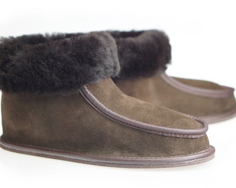 AAN!!! Herenslippers, schoenen en laarzen van natuurlijk leer en wol. Heel licht en comfortabel! Een leuk cadeau! Echt leer.