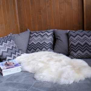 MEDIUM SHEEPSKIN White Throw Genuine leather Sheep Skin 44x 26 Decorative rug Natural comfy, cozy, hair is very thick, shiny image 3