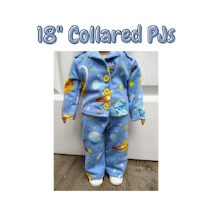 Puede incluir: Pijama azul con cuello y estampado de planetas y estrellas. El pijama tiene botones amarillos y está diseñado para una muñeca de 45 cm. El texto "18" Collared PJs" se muestra en la parte superior de la imagen.