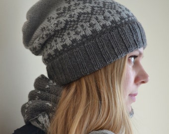 Tuque dans un style nordique. Flocons de neige norvégien unisexe tricotés en technique de fair isle. Taille adulte, laine mérinos