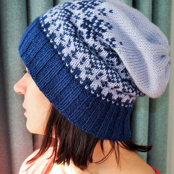 Tuque dans un style nordique. Flocons de neige norvégien unisexe tricotés en technique de fair isle. Taille adulte, laine d’alpaga avec de la soie. Bleu