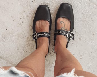 Damen schwarze Leder Slingback Ballerinas - Nietenriemen, Metallnietenschuhe | Handarbeit Griechenland | Mia