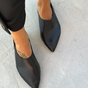 Ballerine da donna a punta – Pelle nera, slip-on, plantare in pelle (imbottitura sottile) / Fatte a mano / BRUNCH TIME