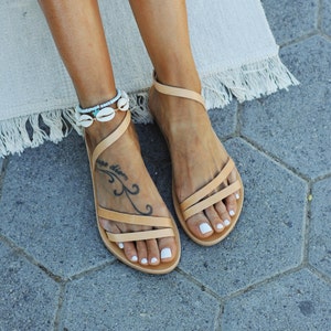 Close-up of natural strappy leather upper — KALLISTO