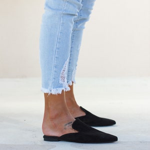 Side profile of minimalist slip-on mule — Loraine black