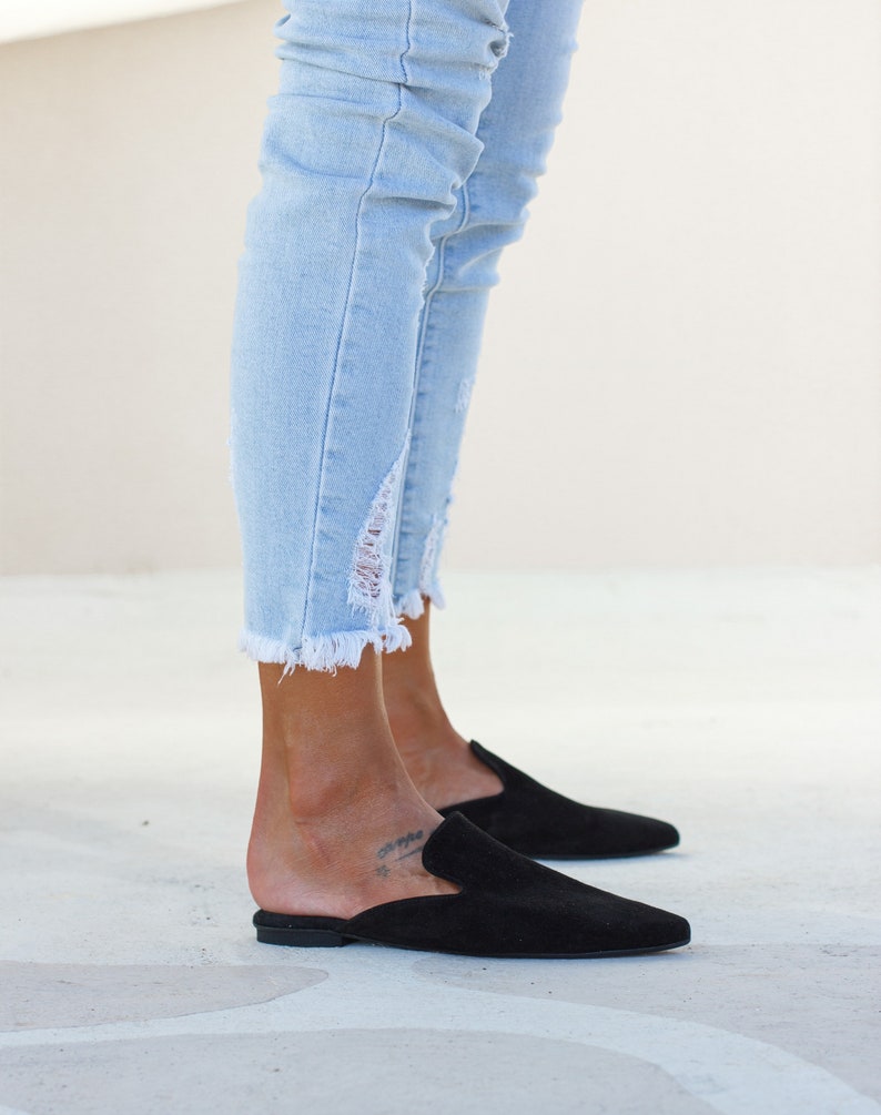 Side profile of minimalist slip-on mule — Loraine black