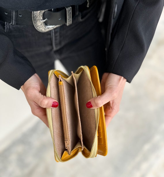 Why More Women Are Using Wallets Instead of a Purse - Watson Wolfe