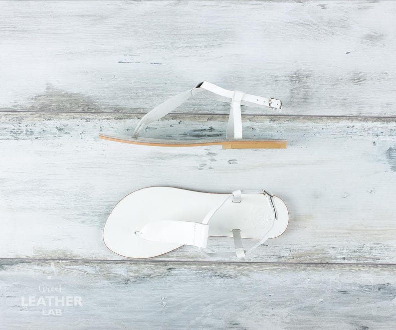 Flat leather footbed — grounded feel detail
