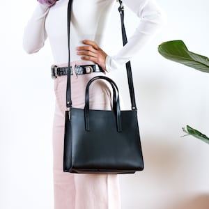 Sac à bandoulière en cuir pleine fleur avec poignée sur le dessus pour femme
