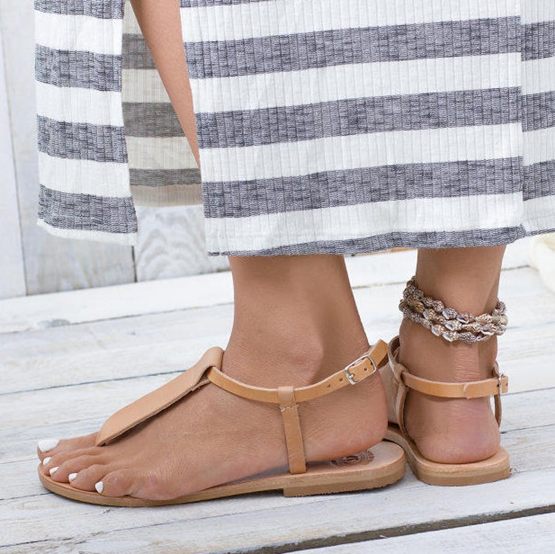 Flat leather footbed — grounded feel detail