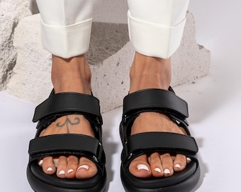 Damen schwarze Ledersandalen, Freizeitschuhe, Klettverschluss, konturiertes Fußbett | Handgemacht in Griechenland | Großstadtliebhaber