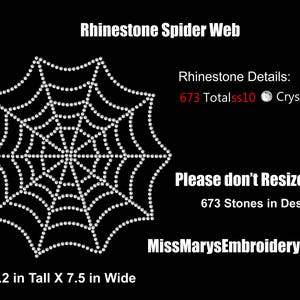 Op de afbeelding: Een zwart-witte afbeelding van een strass-spinwebontwerp. Het ontwerp is 7,2 inch hoog en 7,5 inch breed. Het ontwerp gebruikt 673 kristallen strasssteentjes. De tekst "Rhinestone Spider Web" staat bovenaan de afbeelding. De tekst "Rhinestone Details: 673 Totalss10 Crystal" staat in de rechterbovenhoek van de afbeelding. De tekst "Please don't Resize me! 673 Stones in Design" staat in de rechterbenedenhoek van de afbeelding. De tekst "MissMarysEmbroiderySVG" staat in de rechterbenedenhoek van de afbeelding. De tekst "7.2 in Tall X 7.5 in Wide" staat onderaan de afbeelding.