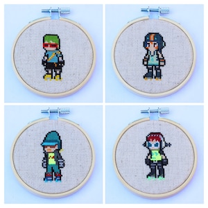 Op de afbeelding: Vier geborduurde hoepelen met kunstwerken met gepixelde figuren met kleurrijke kleding en accessoires. De figuren dragen groene, blauwe en rode kleding.