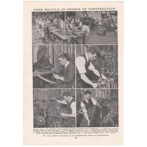 以下が含まれることがあります： 自転車の製造過程を示すヴィンテージの白黒プリント。 画像は5つのセクションに分かれており、それぞれが製造プロセスの異なる段階を示し、労働者が自転車を組み立てています。 上部のテキストには「YOUR BICYCLE IN COURSE OF CONSTRUCTION」と書かれています。