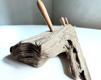 Handgemaakte kapstok van drijfhout – rustieke muurhaak van natuurlijk hout | Rivierkunst aan de muur