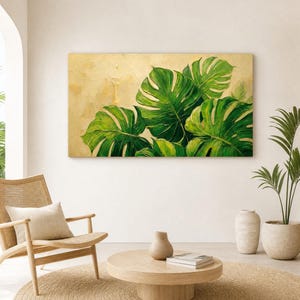 Op de afbeelding: Een rechthoekig wandkunstwerk met een schilderij van levendige groene monstera-bladeren tegen een getextureerde, goudgele achtergrond. Het kunstwerk toont gedetailleerde penseelstreken en gelaagde groentinten, die de organische vormen van het gebladerte in een horizontale oriëntatie vastleggen.
