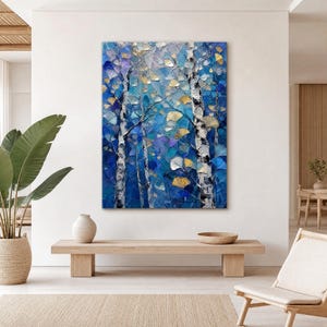 Op de afbeelding: Een verticaal rechthoekig canvas schilderij met een bosscène met gestructureerde witte berkenstammen. De compositie wordt gedomineerd door tinten diepblauw, lichtblauw en paars, geaccentueerd met verspreide goudgele ginkgobladeren.