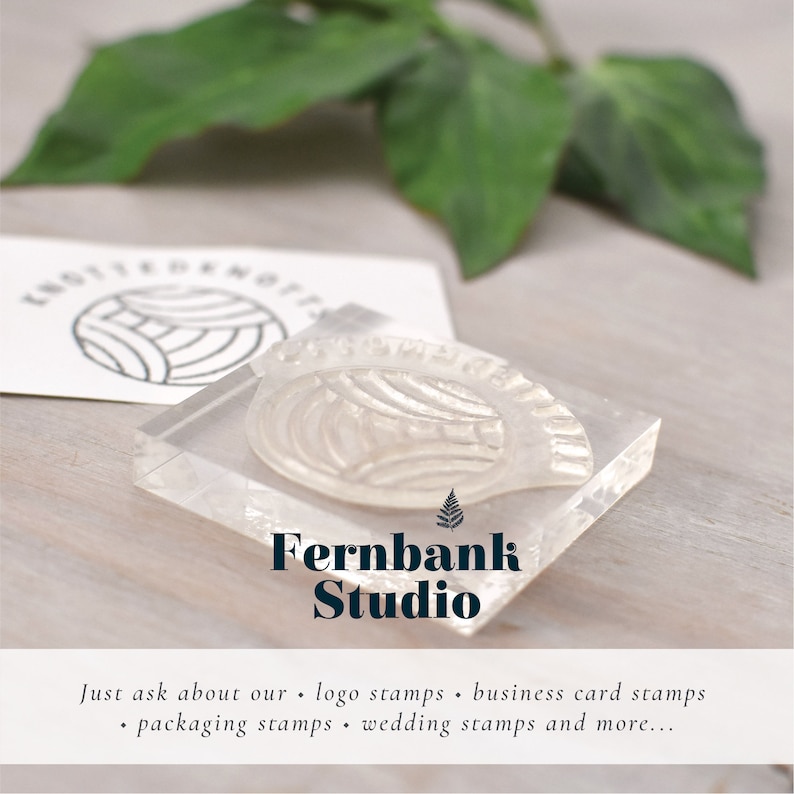 Puede incluir: Un sello de acr&iacute;lico transparente con un dise&ntilde;o de hoja de helecho. El sello est&aacute; etiquetado como "Fernbank Studio". El texto "Just ask about our logo stamps, business card stamps, packaging stamps, wedding stamps and more..." est&aacute; debajo del sello.
