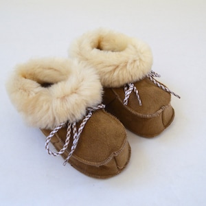 Genuine shearling slippers for babies. Real fur crib shoes. Baby shearling shoes. Fur baby booties. Real fur infant slippers. Leather shoes. image 1