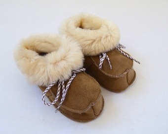 Echte schapenvacht slofjes voor baby's. Wiegschoenen van echt bont. Babyschoenen van schapenvacht. Bont babyslofjes. Babysloffen van echt bont. Leren schoenen.