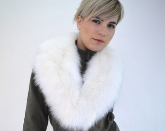 Real white fox fur collar, lavish fur scarf for strollers. Supple fur stole, bridal fox fur from genuine fox fur pelt. Winter fur shawl.