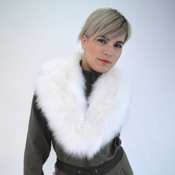 Real white fox fur collar, lavish fur scarf for strollers. Supple fur stole, bridal fox fur from genuine fox fur pelt. Winter fur shawl.