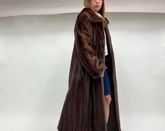 Manteau à long col en fourrure de vison somptueuse de qualité supérieure en véritable vison brun, dans des peaux souples demi-buffles. Superbe poussette. Cadeau de luxe pour elle.