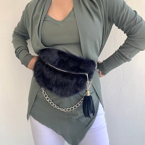 Marsupio in vera pelliccia di visone blu navy con catena e nappina da applicare in vita, sulla schiena o sulla spalla. Borsa in morbida pelliccia di visone foderata. Regalo di lusso