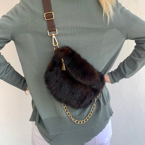 Marsupio in vera pelliccia di visone marrone con catena e cerniera, indossabile in vita, sulla schiena o a spalla. Morbido e foderato marsupio in pelliccia di visone. Regalo di lusso