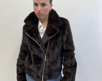 Véritable fourrure de vison de motard marron foncé avec technique d&#39;enduction avec finitions dorées, fourrure de vison acajou élégante et légère. Cadeau de luxe pour femme.