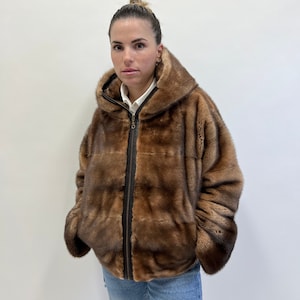 Vera giacca di visone marrone marrone chiaro degrado pelliccia Saga pellicce con orlo posteriore elastico. Elegante e facile da indossare visone con cappuccio. Regalo di pelliccia di lusso.