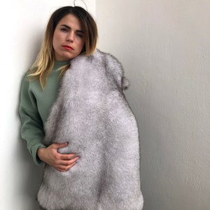 Echter Blaufuchs Pelzpelz, super geschmeidig und opulent als Pelzstola oder auch Rohmaterial für DIY Bastelarbeiten. Große weiße Fuchsfelle , Luxus Pelzgeschenk.