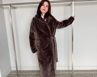 Reversible grayish merino shearling and leather coat: Super warm and soft brown Sheepskin stroller with tie belt closure.