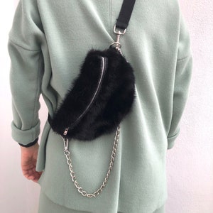 Marsupio in vera pelliccia di visone nero con catena e cerniera, indossabile in vita, sulla schiena o a spalla. Morbido e foderato marsupio in pelliccia di visone. Regalo di lusso