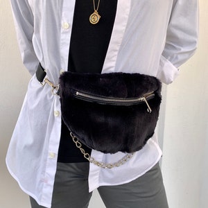 Marsupio in vera pelliccia di visone nero con catena e cerniera, indossabile in vita, sulla schiena o a spalla. Morbido marsupio in pelliccia di visone foderato. Regalo di lusso.