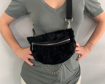 Real lamp fur bumbag in black with chain and zipper, wearable on waist, back or shoulder. Soft and lined fanny mink fur bag. Luxury gift