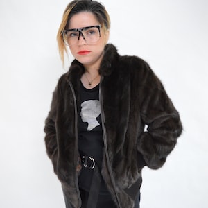 Bomber in vera pelliccia di visone marrone con dettagli lavorati a maglia su orlo e polsini. Giacca di pelliccia elegante e fresca. Pelliccia di visone leggera, regalo di lusso per le donne.