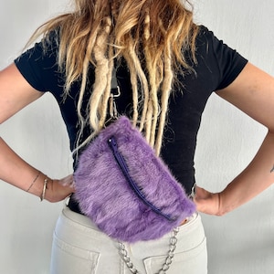 Marsupio in vera pelliccia di visone viola con catena e cerniera, marsupio per vita, schiena o spalla. Marsupio morbido e foderato in pelliccia. Regalo di lusso
