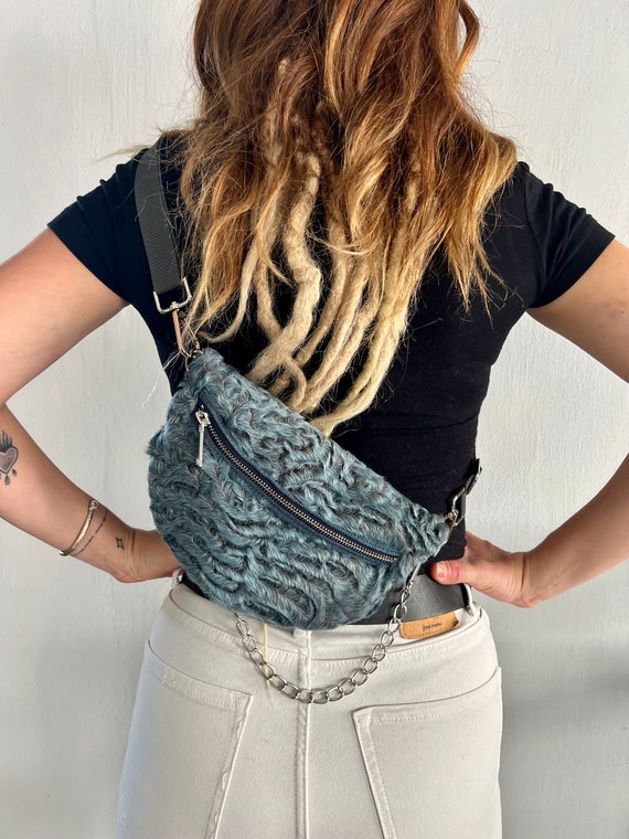 Rinonera de piel autentica color lampara en color gris con cadena y cremallera para llevar en