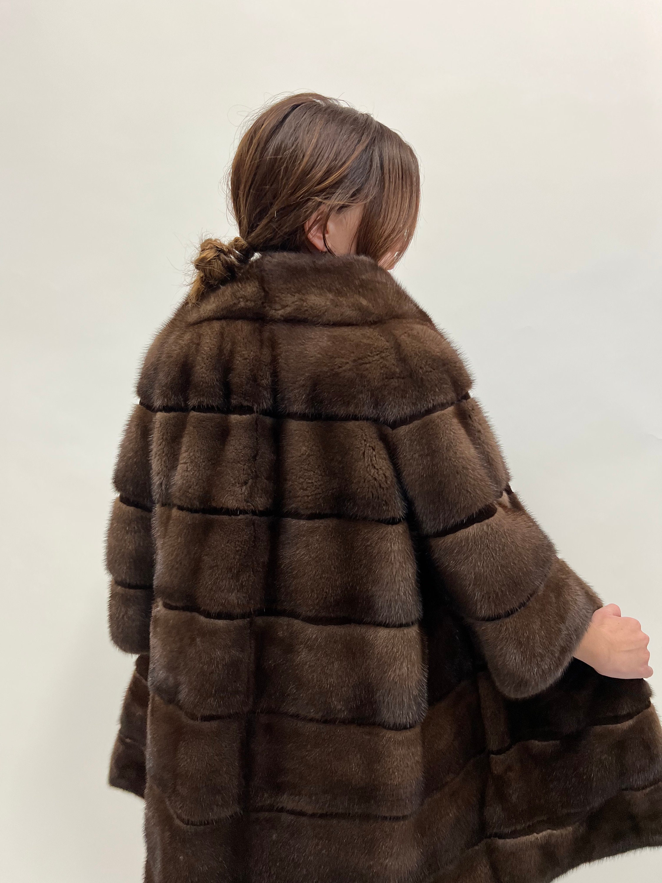 サガミンクファーコート：ブラウンのシアードトリム、ギリシャ製