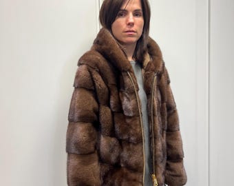 Braune Nerz Pelzjacke mit Kapuze: Handgefertigte Saga Nerz Jacke