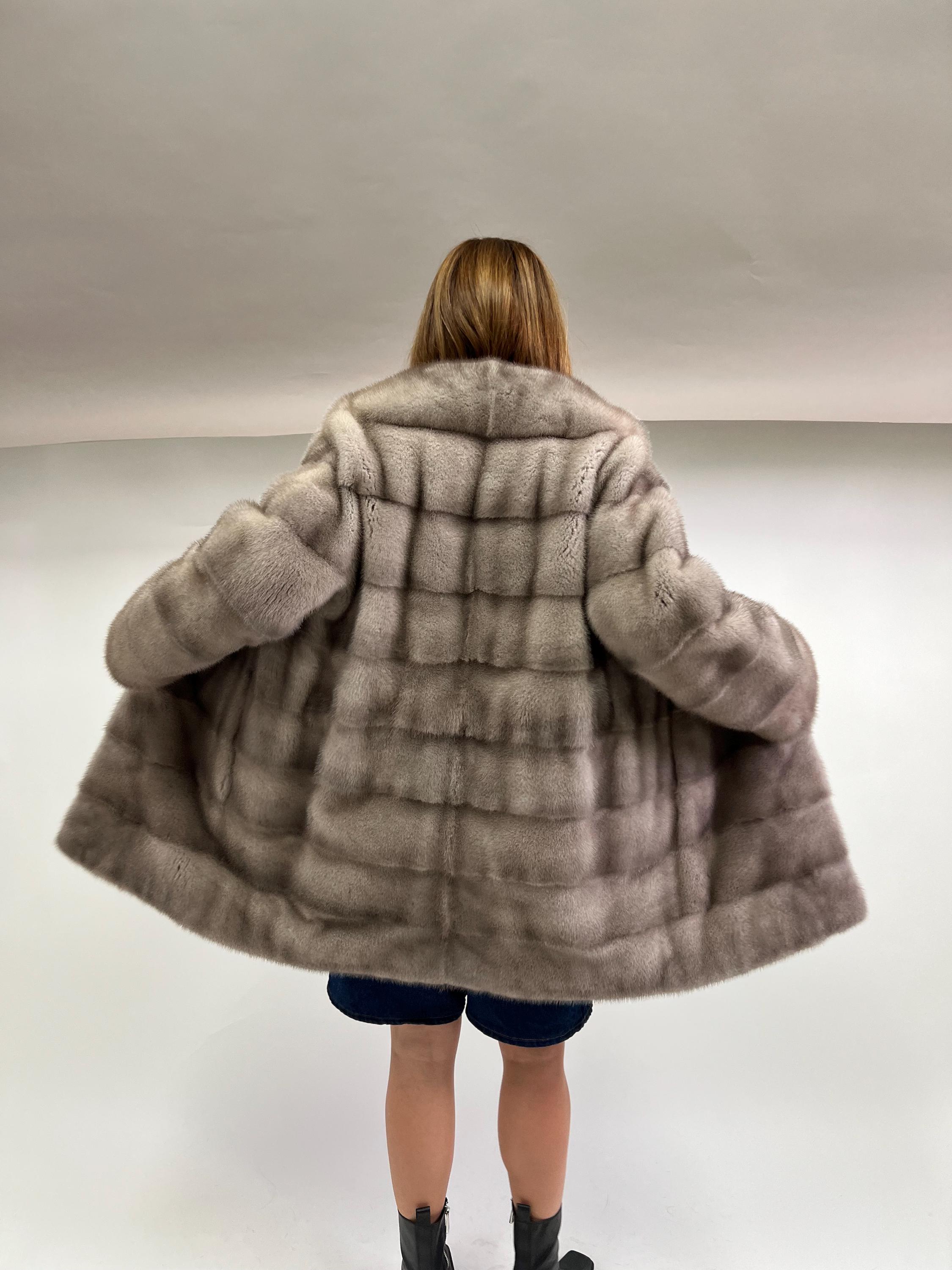 本物のシルバーミンクファーコート、ハイカラーの横長グレーミンク