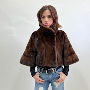 Casaco curto Saga Demi buff com gola de pele de vison real. Bolero de vison marrom leve e flexível, pele integral. Presente de pele de luxo acessível.